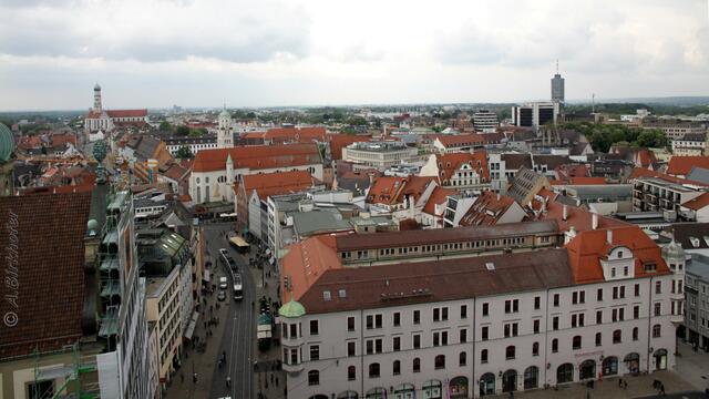 Links hinten ist St. Ulrich (Katholisch und kleiner davor evangelisch), rechts davon die Moritzkirche