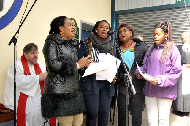 Interkultureller ökumenischer Pfingstmontags-Gottesdienst auf der Bernwardswiese in Döhren