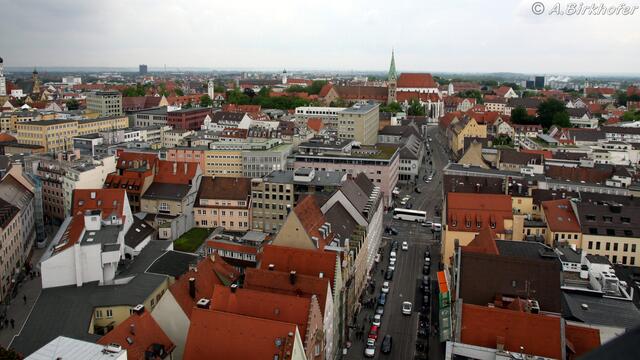 Leicht rechts am Ende der Straße ist der Dom