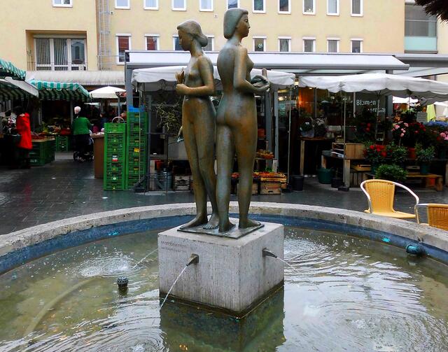 Der Marktbrunnen mit seinen Bronzefiguren