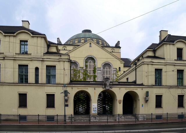 Vom Bahnhof geht es in der Halderstrasse an der schönsten Jugendstilsynagoge Europas vorbei.