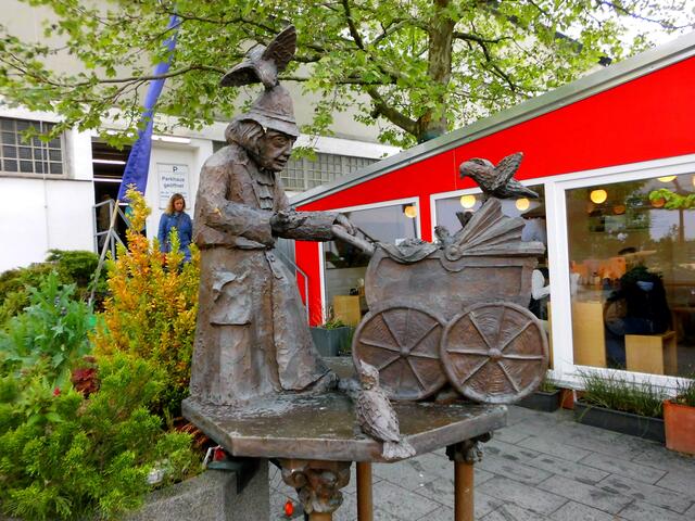 Am Stadtmarkt Augsburg geht man schnell vorbei. Nicht aber das Augsburger Original Maria Schuhmann (bekannt als die „Taubenmarie“).