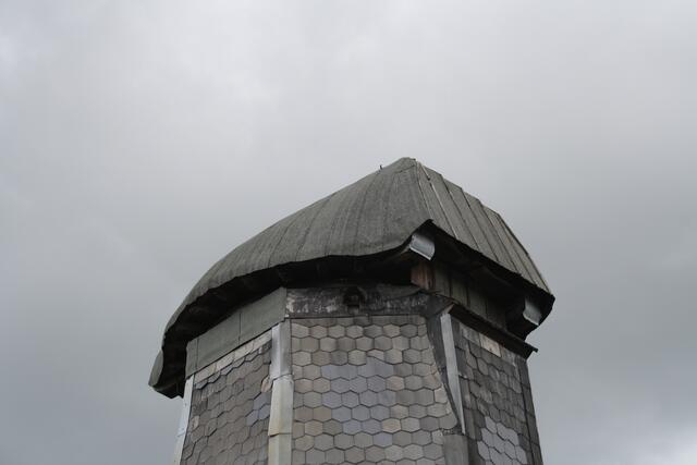 die bootsförmige Mühlenhaube erinnert an die alten Zeiten mit Windantrieb