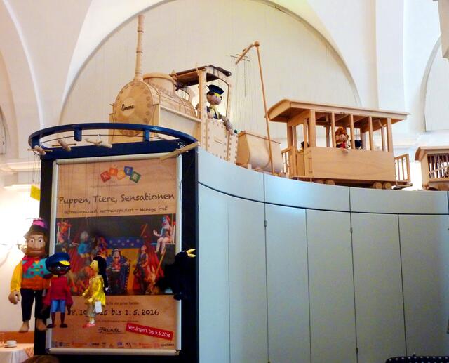 In der Augsburger Puppenkiste: Das Plakat weist auf die derzeitige Ausstellung hin.