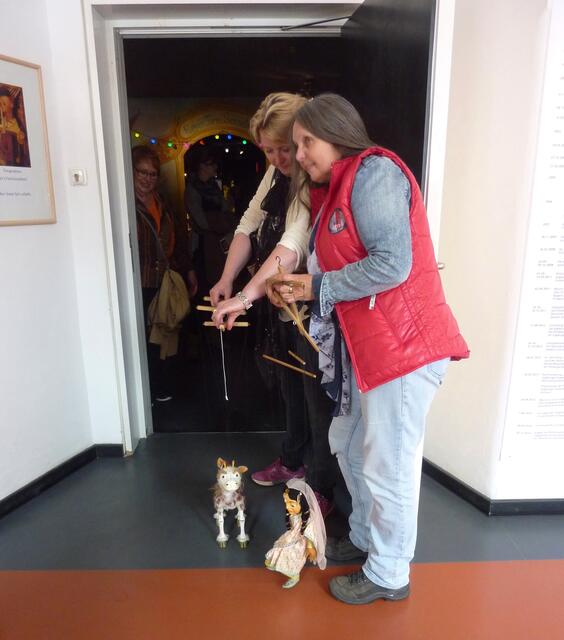 Kathrin und Heidi lassen die Puppen tanzen.