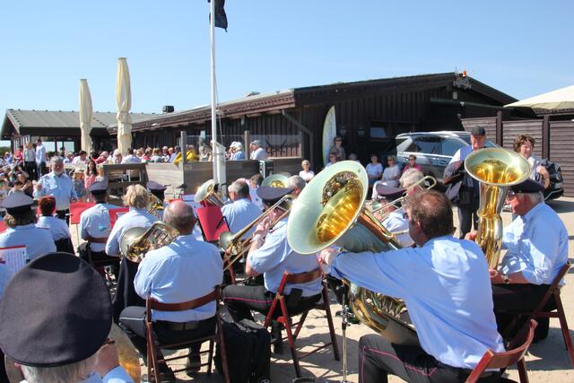 Musikzug vor der Sansibar mit Publikum