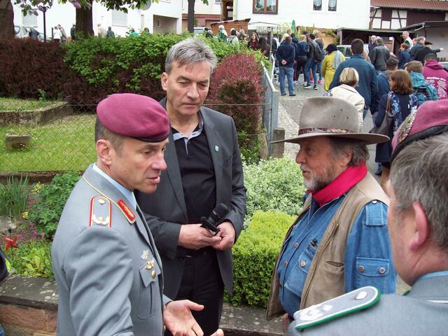 Auch der Standortälteste und stellvertretende
Divisionskommandeur Brigadegeneral Gawellek nahm an der Veranstaltung teil.