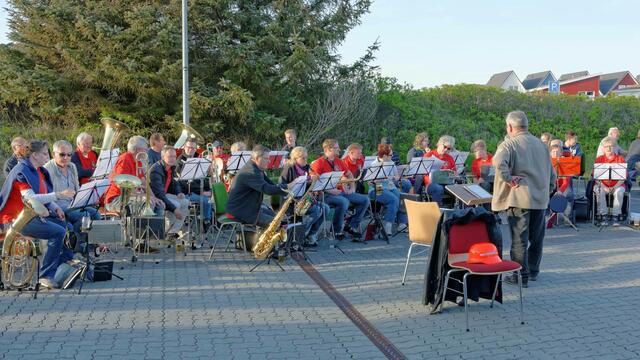 Musikzug vor der Feuerwache Hörnum
