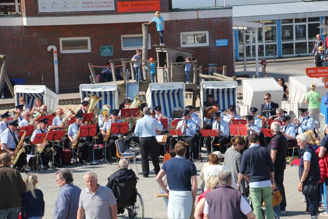 Musikzug im Hafen von List