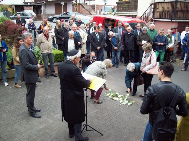 Der Vorsitzende der jüdischen Gemeinde Marburg Amnon Orbach, hielt eine kurze Ansprache und ein Gebet.