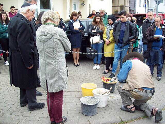 Herr Demnig verlegt den Stolperstein der Familie Salomon Wertheim