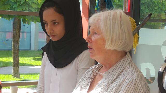 Mechthild von Luxburg begrüßte die Gäste und Sara Rahimi half bei der Übersetzung.