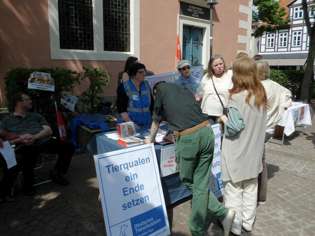 reges Interesse am Infotisch des Tierschutzbüros