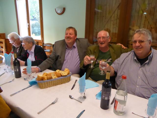 Prost - Warten auf das Abschieds-Diner | Foto: Dagmar Benz