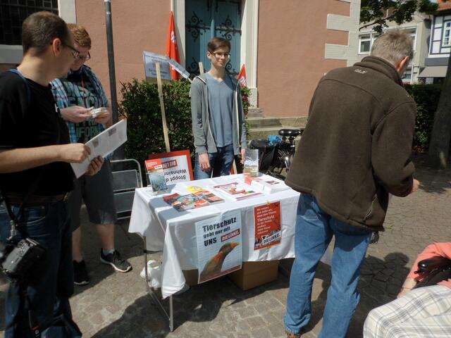 junge Menschen unterstützen den Infotisch des der LINKEN