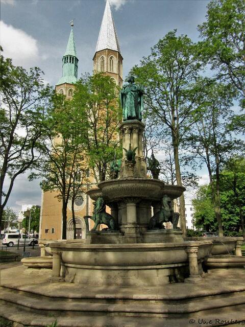Katharinenkirche mit Heinrichsbrunnen am Hagenmarkt