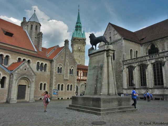 Löwendenkmal im Burginnenhof