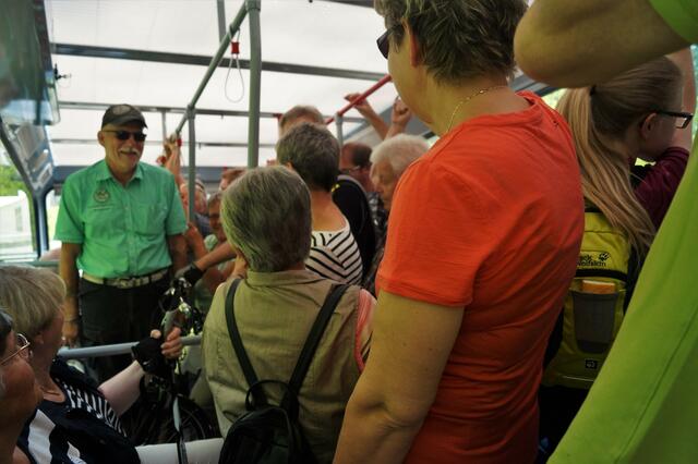 Die "Raumfähre" gefüllt wie eine Sardinendose, aber kein "Silvester-Köln"
