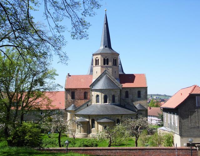 Zur anderen Seite blickt man auf die Godehard Basilika.