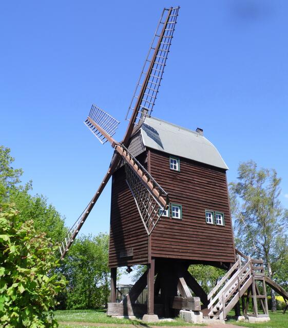 Die Windmühle nebenan dient heute als Jugendwanderheim.