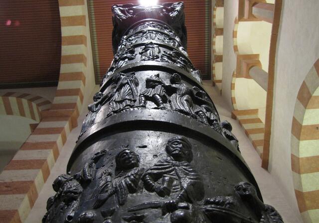 Die Christussäule, die Bischof Bernward aus Bronze hat gießen lassen, zeigt spiralförmig angeordnet das Leben Jesu. Ein einzigartiges Meisterwerk des Hochmittelalters.