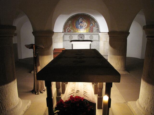 Das Grab des Bischofs in der Krypta. Von 993 bis 1022 übte er sein Amt aus. Wohl kein anderer hat die frühe Stadt so geprägt wie er.