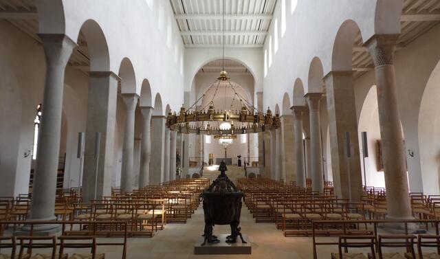 Schlicht, aber beeindruckend. Auch der Dom hat eine fast tausendjährige Geschichte. Bei der Sanierung vor drei Jahren, wurden unter der Kirche, unter dem abgebildeten Kirchgestühl, 40 Gräber gefunden. Sie stammen vermutlich aus der Zeit vor dem Bau des ersten Domes im Jahr 852.