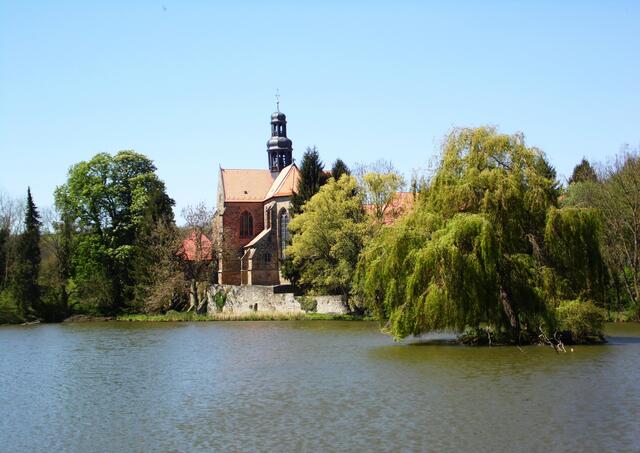 Der Blick über den Mühlteich zur Klosteranlage der einstigen Zisterzienserabtei.