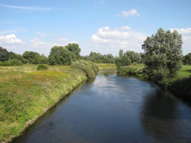 Von Hannover aus radeln wir das Leinetal aufwärts. Immer mal wieder kommt dabei der Fluss in Sicht.