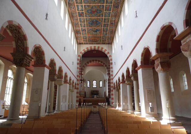 Der ottonische Stil der Zeit der Sachsen kannte noch keine hohen Kreuzgewölbe. Die Kirchen wurden erstmalig als mehrschiffige Basilika erbaut.