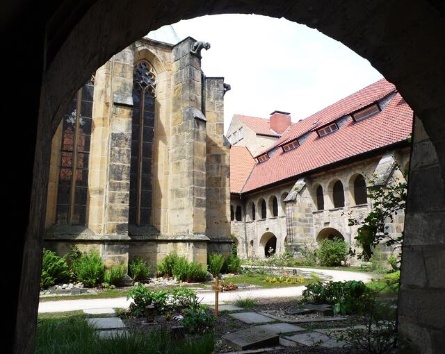 Blick aus dem Kreuzgang in den Innenhof mit den Gräbern.