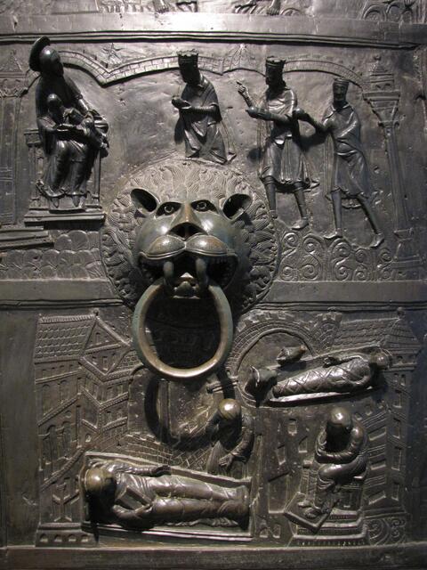 Ebenso die über vier Meter hohe Bronzetür mit ihren herausgearbeiteten biblischen Szenen aus Altem und Neuen Testament. Eine einmalige künstlerische Arbeit.