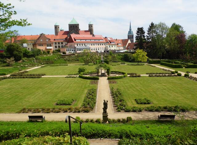 Der Magdalenengarten mit Michaeliskirche und Andreaskirche im Hintergrund. Einst war er der Obstgarten des Nonnen-Klosters Michaelis. Über 1000 Jahre reichen seine Ursprünge zurück.