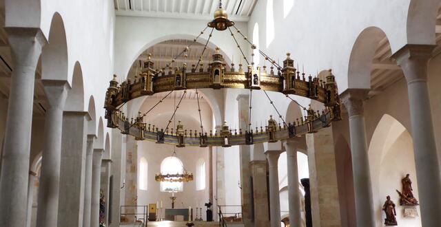 Der größte Radleuchter seiner mittelalterlichen Epoche. Sechs Meter misst er im Durchmesser.