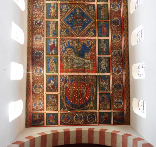 Die Holzdecke, wunderbar bemalt. Von oben nach unten: David, Jesse und das Paradies mit dem Sündenfall.