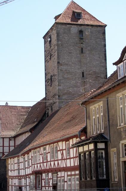 Wie ihr Gegenstück Burg Steuerwald, sollte sie den Bischofssitz vor den Bürgern der Stadt schützen. Heute beherbergt sie Bereiche der Uni Hildesheim.