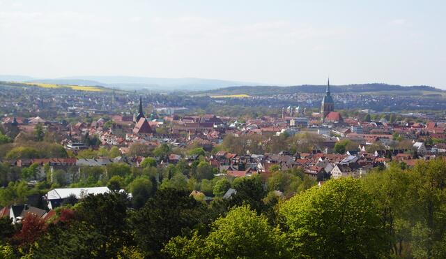 Vom Bismarckturm geht der Blick weit über die Stadt und darüber hinaus. Am Horizont der Osterwald.