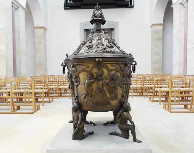 Das bronzene Taufbecken im Mittelgang.