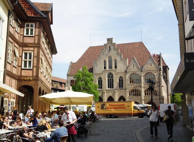 Sommerstimmung im Mai am Marktplatz mit Rathaus.