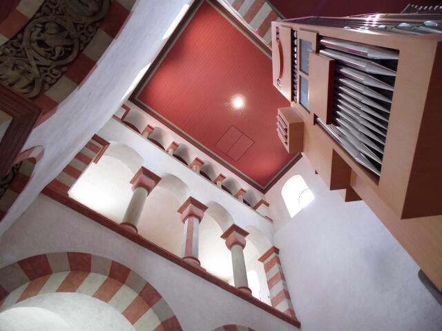 Nach der Restaurierung erstrahlt die Kirche in neuem Glanz. Bischof Bernward hätte sich gefreut.