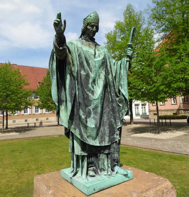 Davor die Statue Bischof Bernwards.