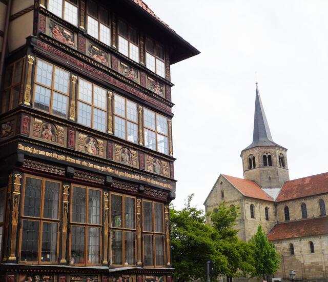 Das Wernersche Haus mit der St. Godehard Basilika.
