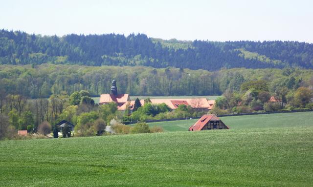 Nur wenig vor der Stadt und zu Füßen des Hildesheimer Waldes liegt das Kloster Marienrode.