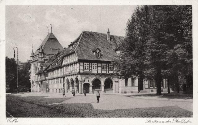 Die Stechbahn mit der Apotheke auf einer Postkarte von 1928.