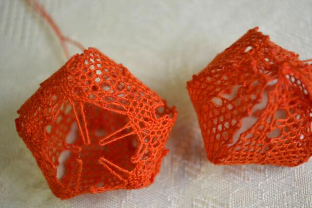 eine Lampionkette mit LED Lichtern