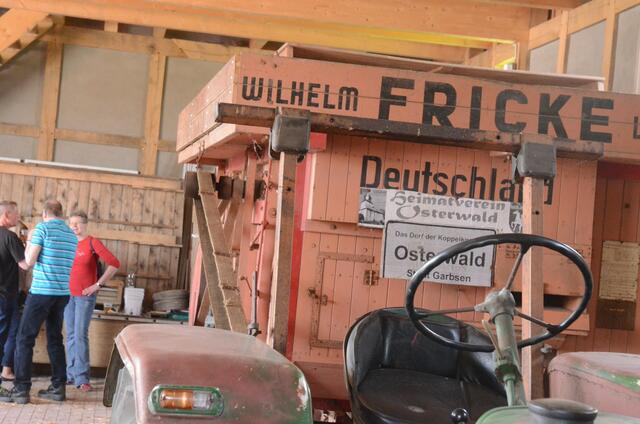 erlebniswiese Osterwald:  landwirtschaftliche maschinen in der remise