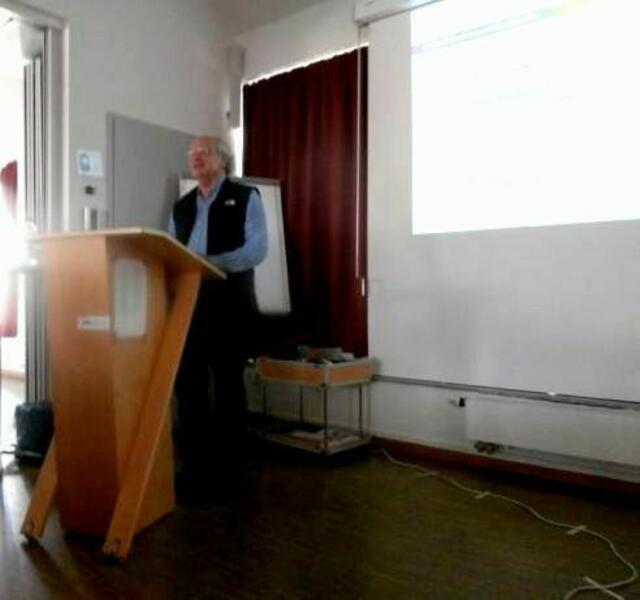 Jonny Peter begrüßt die Anwesenden. Sorry, das Foto ist etwas flau.
