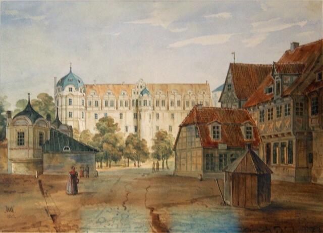 Der Blick von der Stechbahn auf das Celler Schloss um das Jahr 1835. Die Abflussrinne, die so genannte Gosse, ist im Straßenpflaster eingelassen. Im Vordergrund ist einer der 21 Notbrunnen der Stadt Celle dargestellt, dahinter die Schlosspförtnerei. Aquarell von Rudolf Wiegmann (1804-1865), 1835. | Foto: Wikimedia Commons