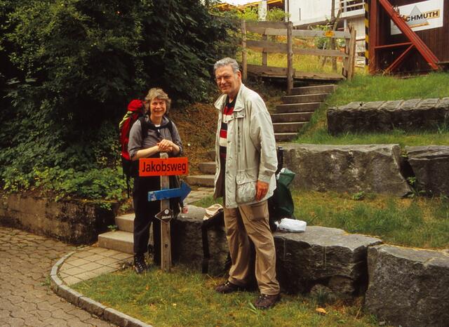 gut beschrifteter Umweg des Jakobsweges bei einer Baustelle