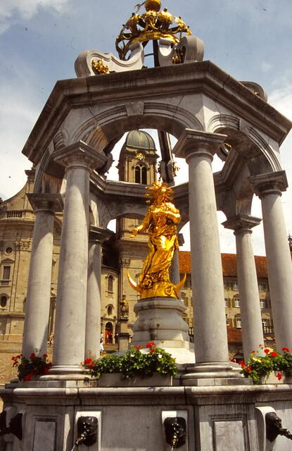 Marienbrunnen inmitten des Platzes vor der Klosterkirche, der 1668 fertiggestellt wurde. Der Brunnen hat 14 Wasserspeier, die die 14 Nothelfer symbolisieren. Dem Wasser wird heilende Wirkung zugesprochen.